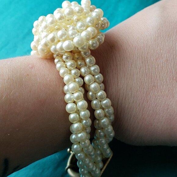 2/35$ NWT Banana Republic faux pearl bracelet - Picture 4 of 4